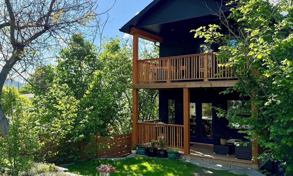 Nelson House | Bright Modern Hillside Stay 3 Min To Downtown Family & Pet Friendly HotTub