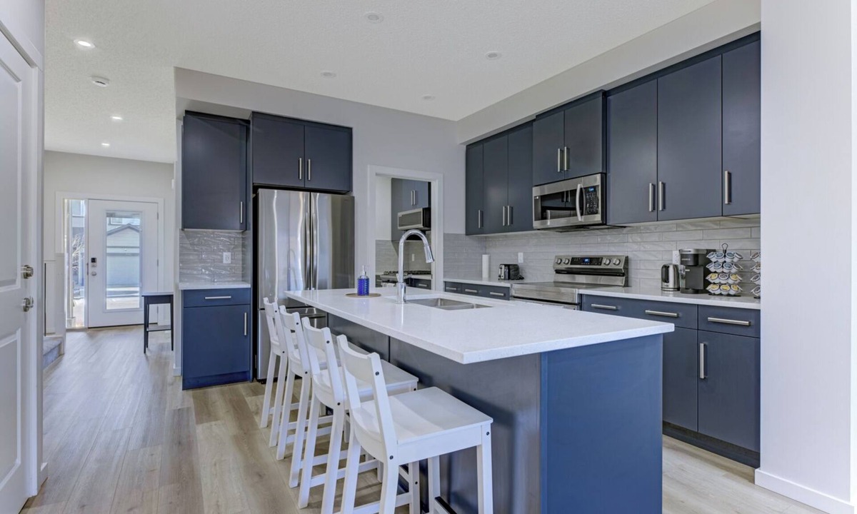Southeast Edmonton House | Bright & Modern Home, Sleeps 8+, Fully Equipped Kitchen, & Garage Parking!