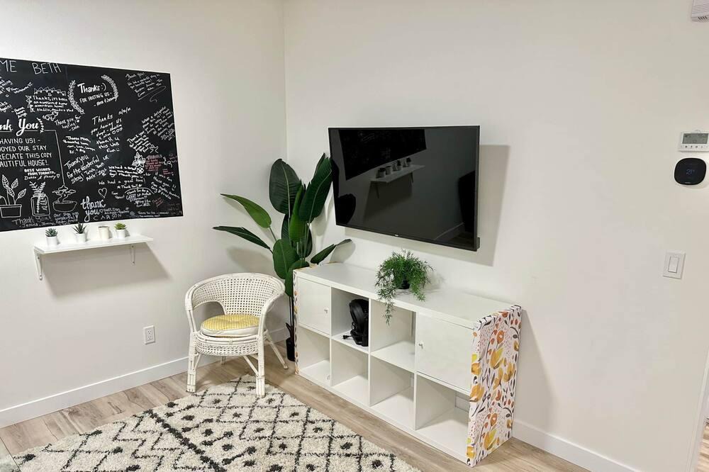 Northwest Edmonton House | Bright Pet Friendly ~ Sleeps 6 ~ 15min to WEM