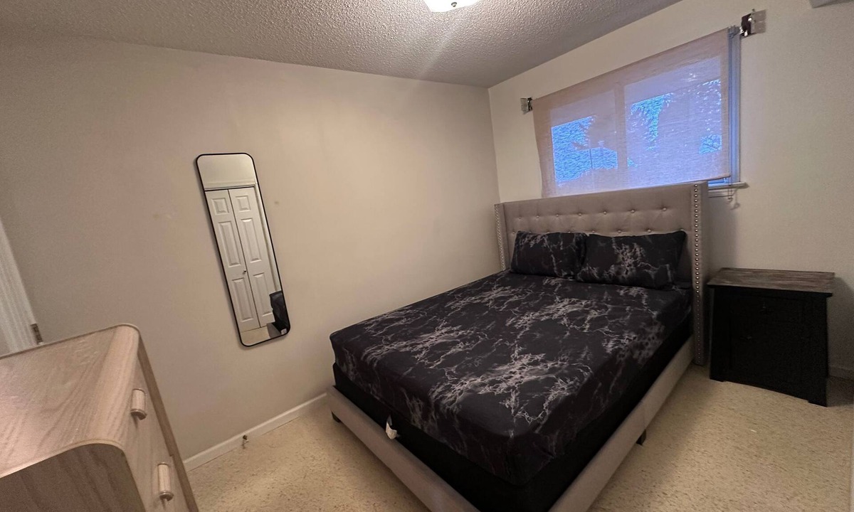 Jasper Place House | Bright Private Room in Safe Area – 10 Min Walk to Shops & Transit - Room No.2