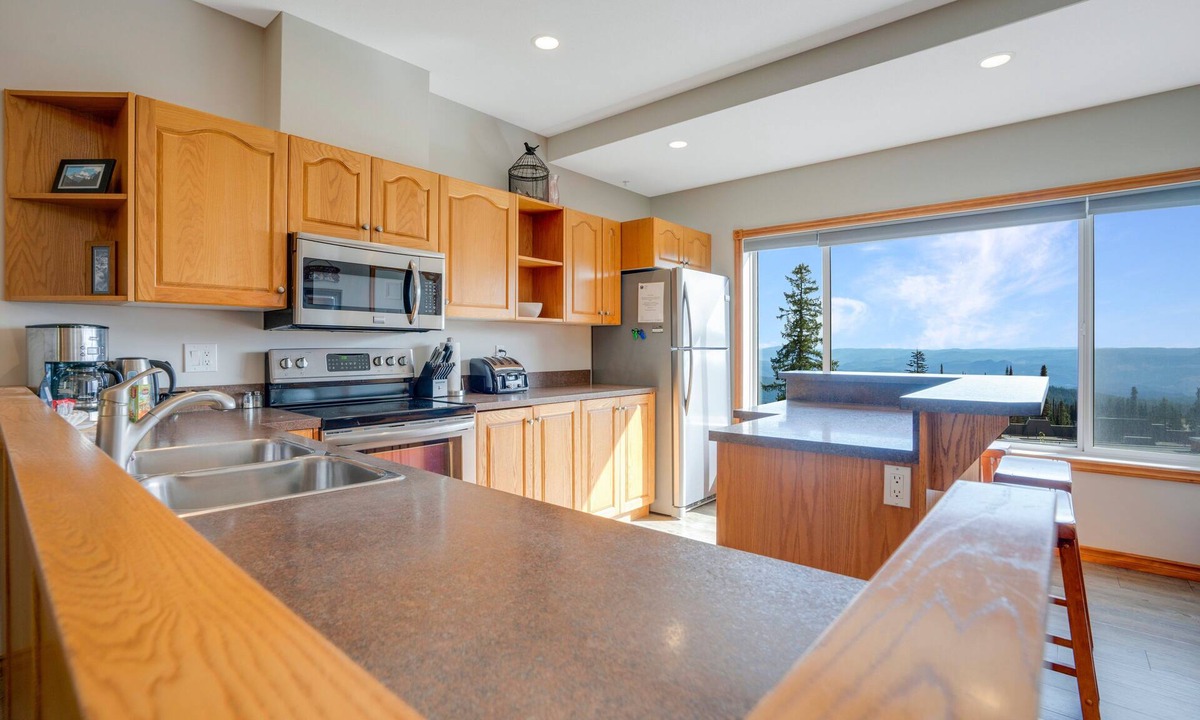 Silver Star Mountain Hotel | Bright & Spacious Property w/Fireplace & Hot Tub - Sleeps 13