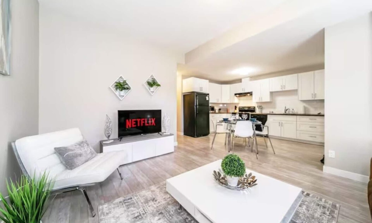 Jasper Place House | Bright Spacious Suite - King Bed - Long Stays - WiFi