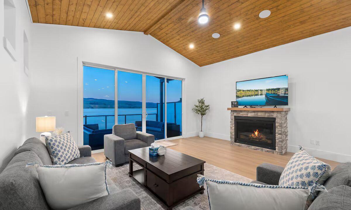Kamloops House | Luxury Lake House - Nicola Lake