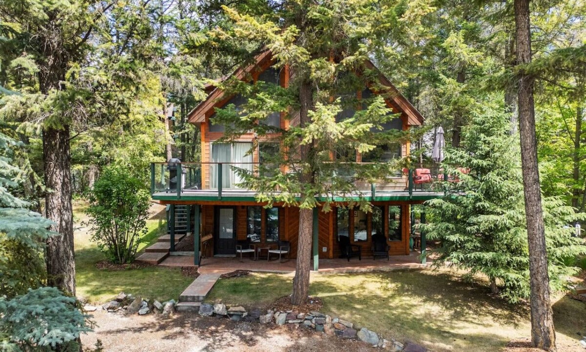 East Kootenay Cabin | Cabin in the Woods | Private Hot Tub | AC | Quiet