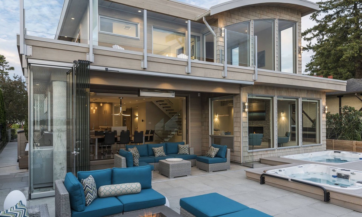 Saanich East House | Caddy Bay Beach House: Oceanfront, Hot tub & Swim spa, south facing, modern home
