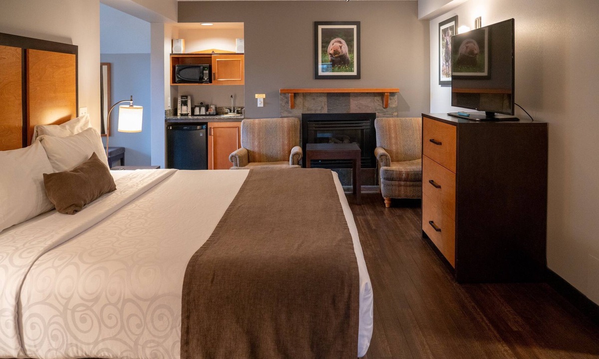 Canmore Hotel | Canmore Retreat with a Jacuzzi Tub + Balcony