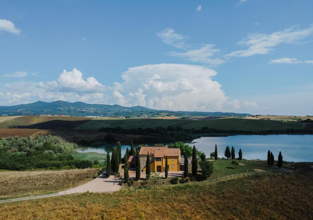Santa Luce Apartment | Capo Il Cerro. Santa Luce Lake Mansion