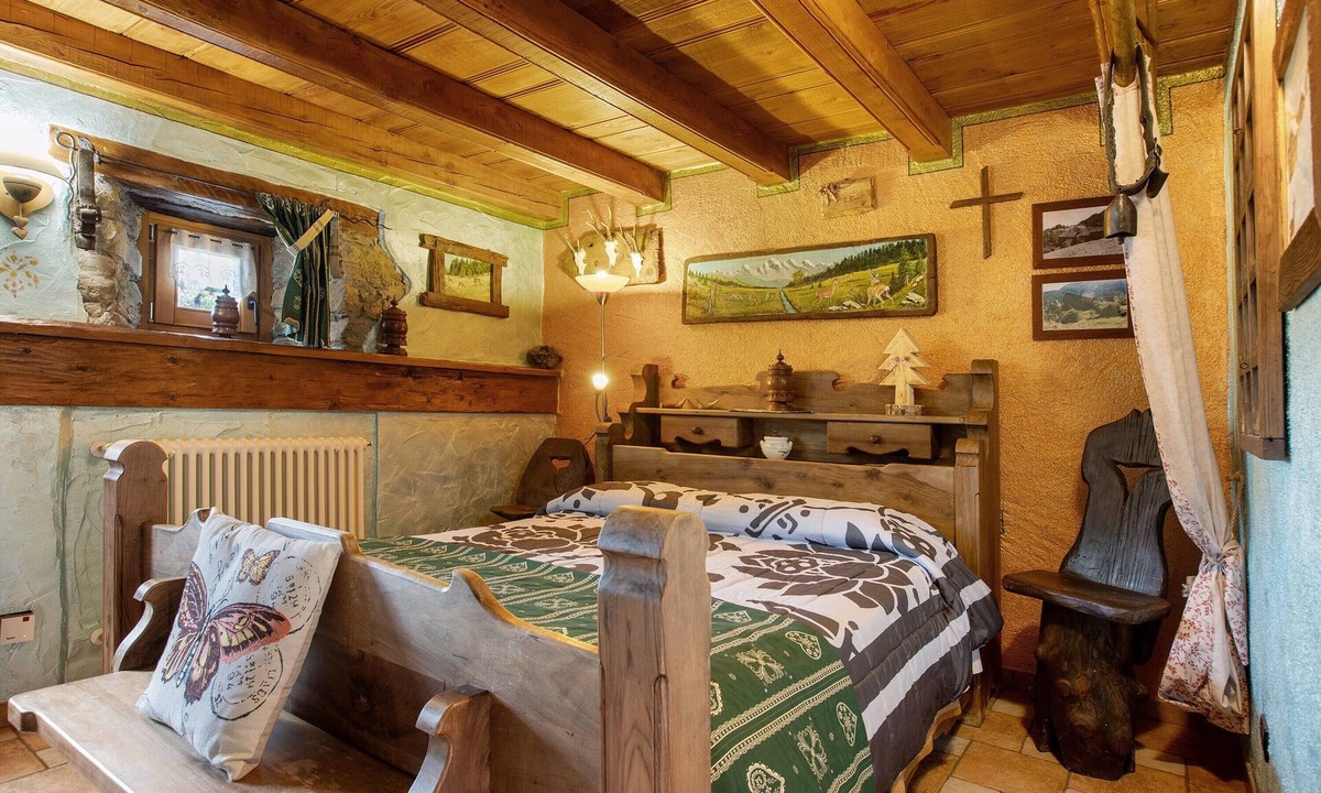 Charvensod Apartment | Capriolo Room – Intimacy and Tranquility with Mountain Views