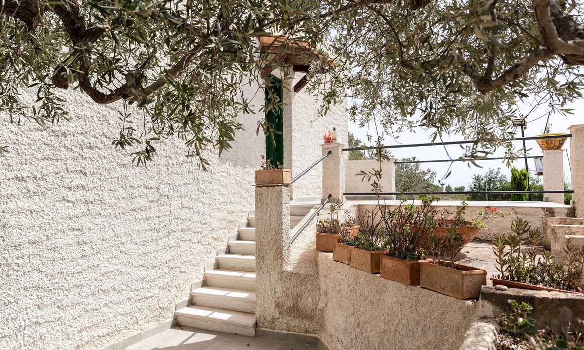 Licata Apartment | Casa Leonardo Apartment with Shared Terrace, Private Garden and 12,000 BTU Air Conditioning