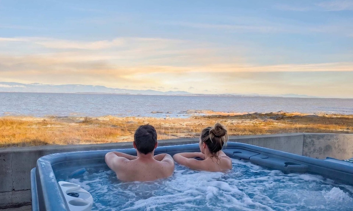 Cap-Saint-Ignace Ski Chalet | Chalet #11 Waterfront with Spa, Wifi & AC