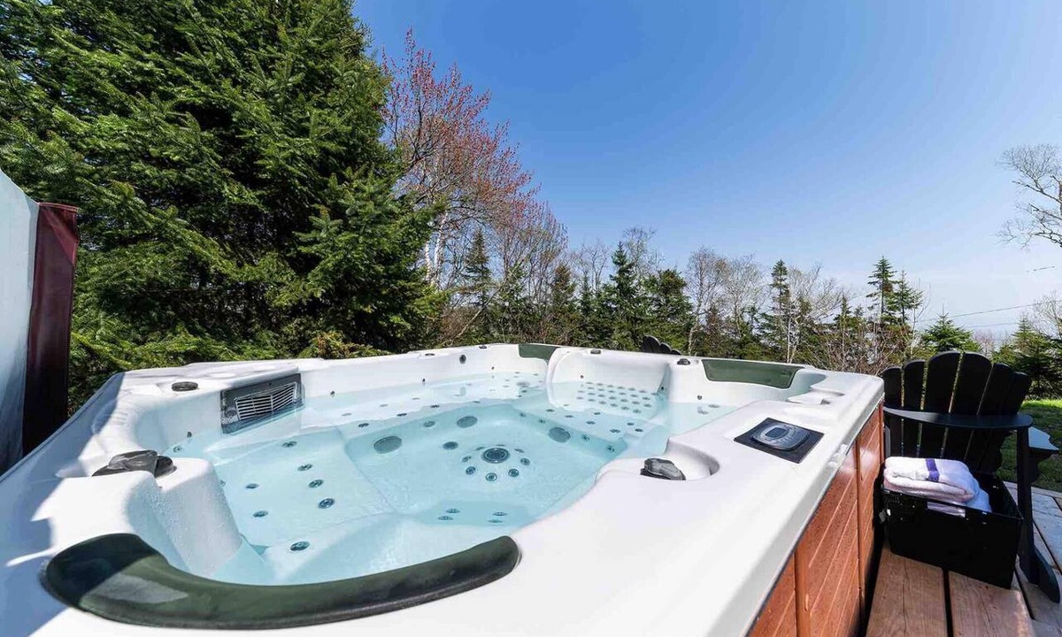 Les Eboulements Ski Chalet | Chalet Bleu 55: Hot Tub, Views, Games & BBQ