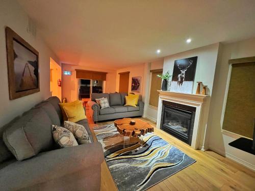 The Blue Mountains House | Chalet Blue Mountain 3BR & 3BTH Walk-in to Village