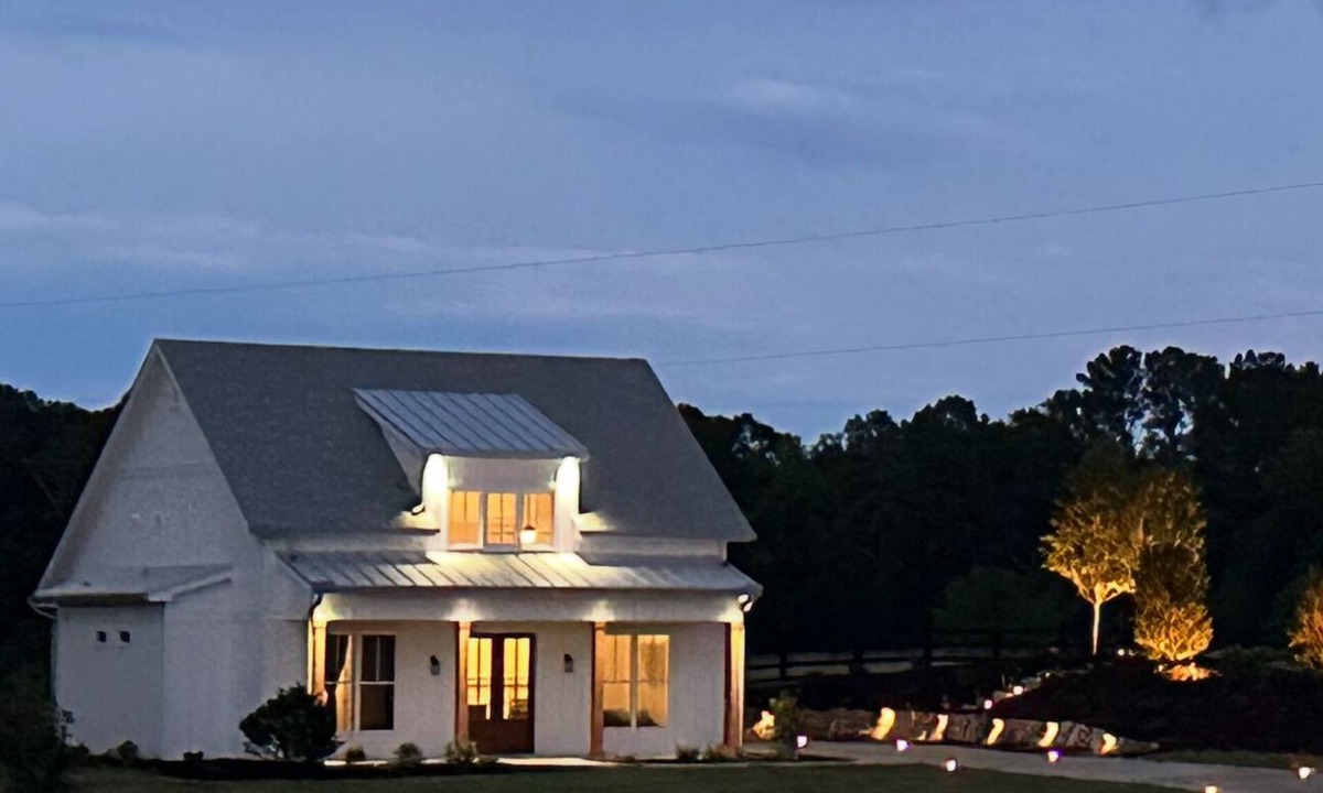 Bishop House | Charming 2-bedroom 2-bath house in Bishop - walk to the UGA equestrian complex