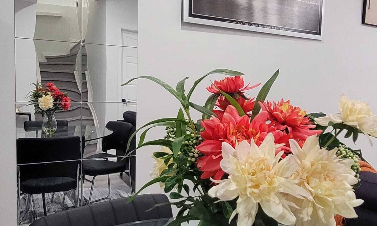Northwest Edmonton House | Charming 2-bedroom basement in superb Edmonton with WiFi near WEM
