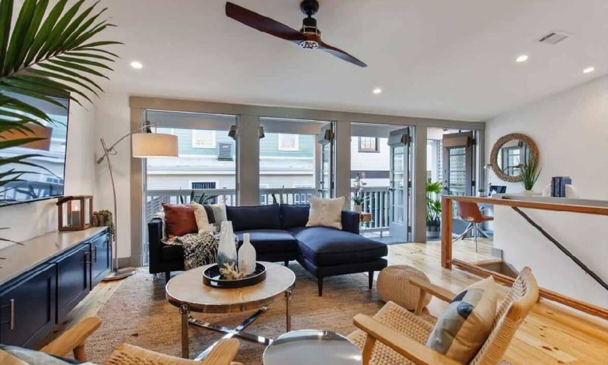 Beach Institute House | Charming 2BR Savannah Carriage House | Shared Pool