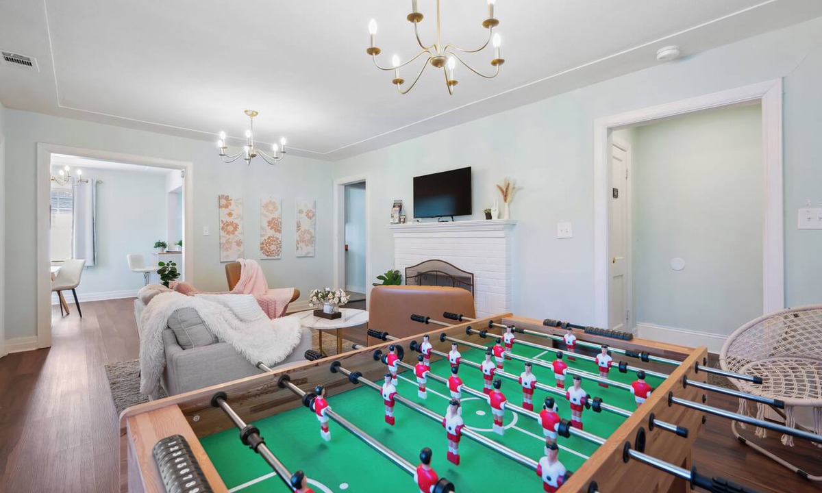 Midtown House | Charming 3BR, 8mins to DT Pets friendly& fenced backyard w/foosball