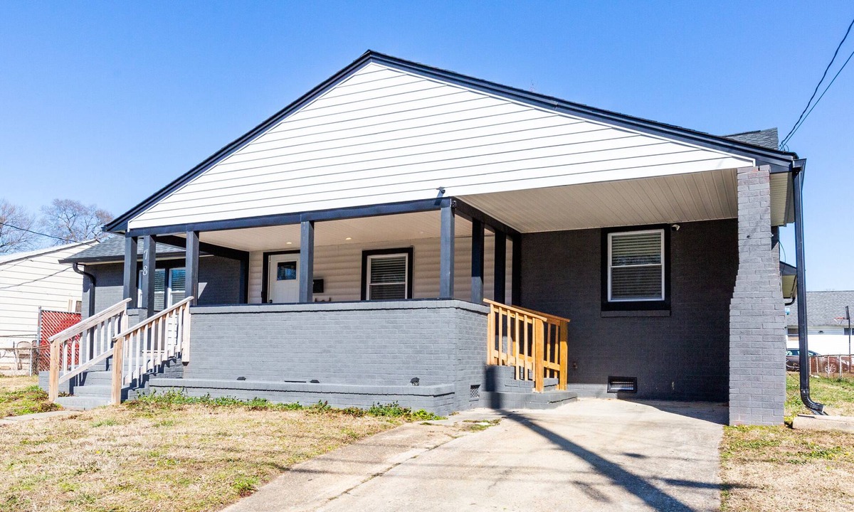 Hampton House | Charming 4-bedroom bungalow with AC and WiFi in Hampton, with washer and dryer.