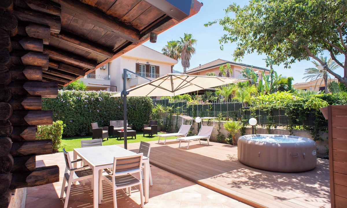 Isola delle Femmine Ski Chalet | Charming Chalet a few steps from the sea, with hot tub and garden