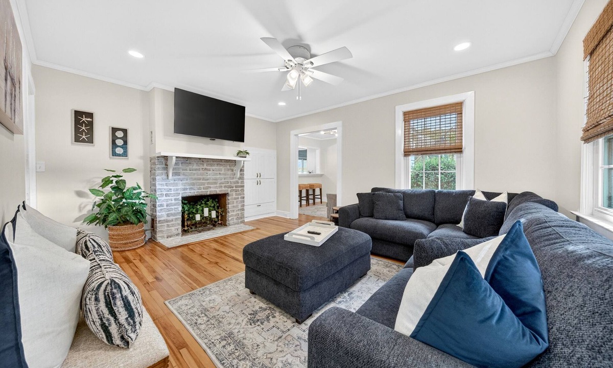 Georgetown House | Charming Coastal Retreat with Live Oaks