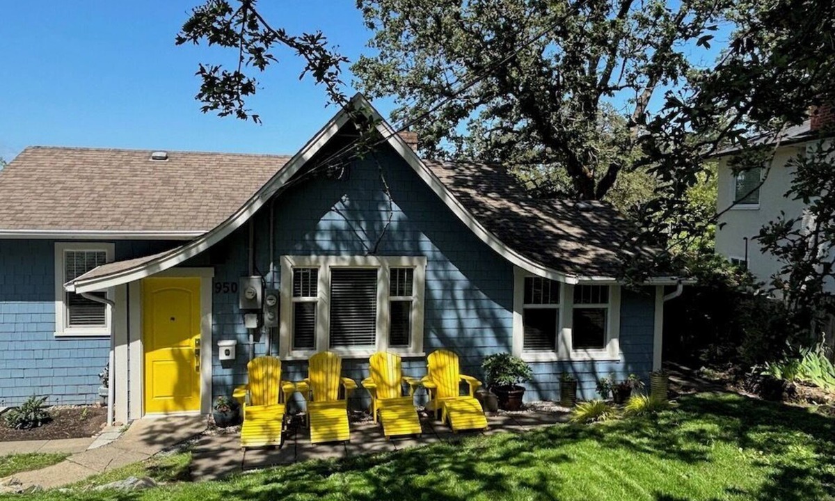 Victoria Bed & Breakfast | Charming Cottage Centrally Located Business Licence #28949