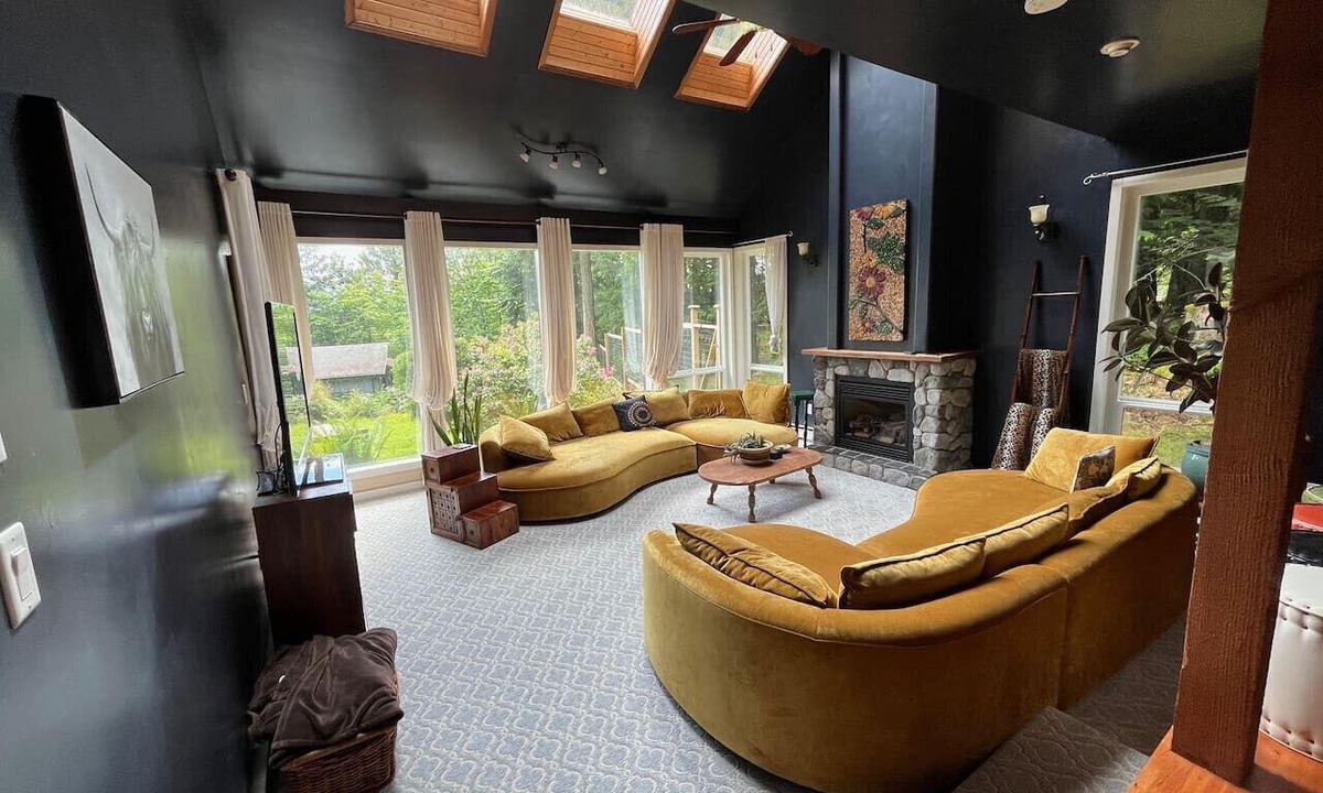 Juan de Fuca Electoral Area House | Charming Country Home Nestled in the Woodlands