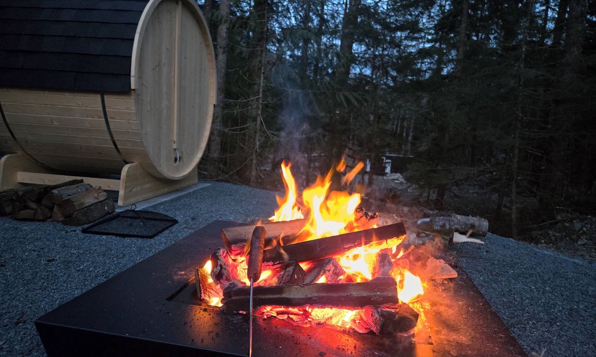 Eastern Hillsides Cabin | Charming cozy cabin tucked away in a peaceful corner of nature, perfect escape!