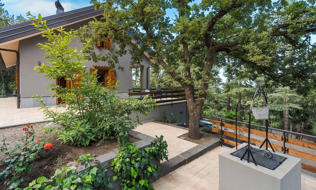 Linguaglossa Villa | Charming house with terrace in Linguaglossa - DiCasaInSicilia