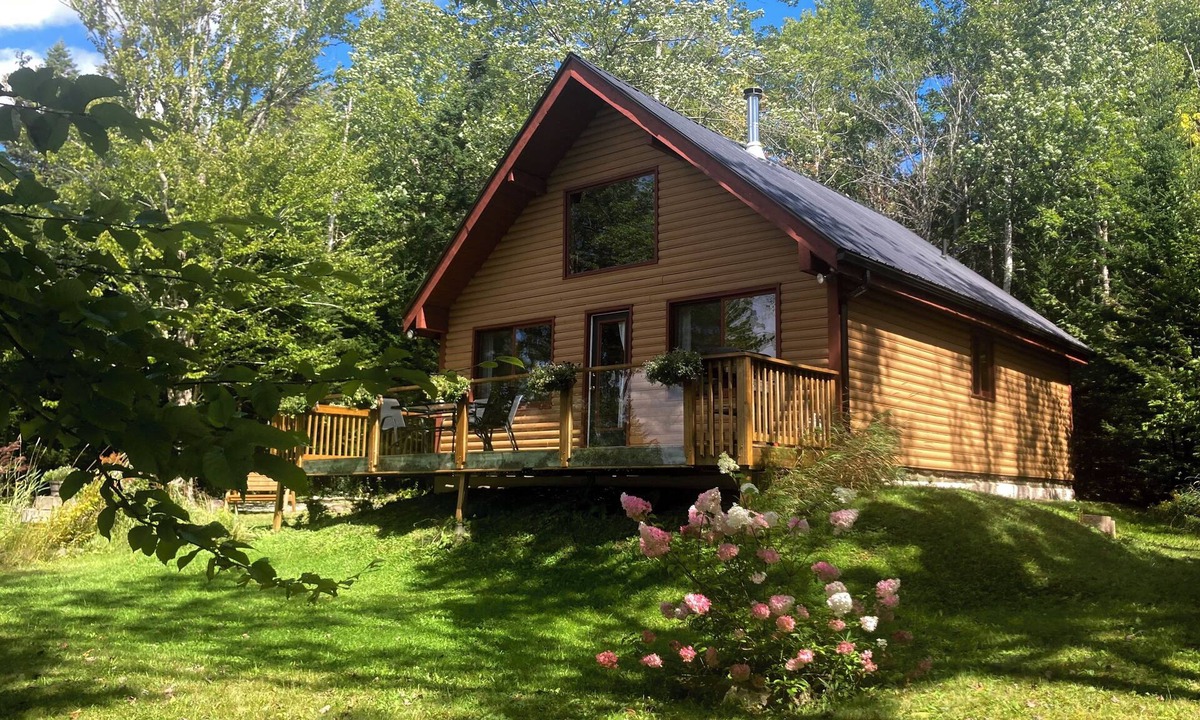 Halifax County Cottage | Charming Lakefront Retreat | Unplug at Luna Rosa Chalet