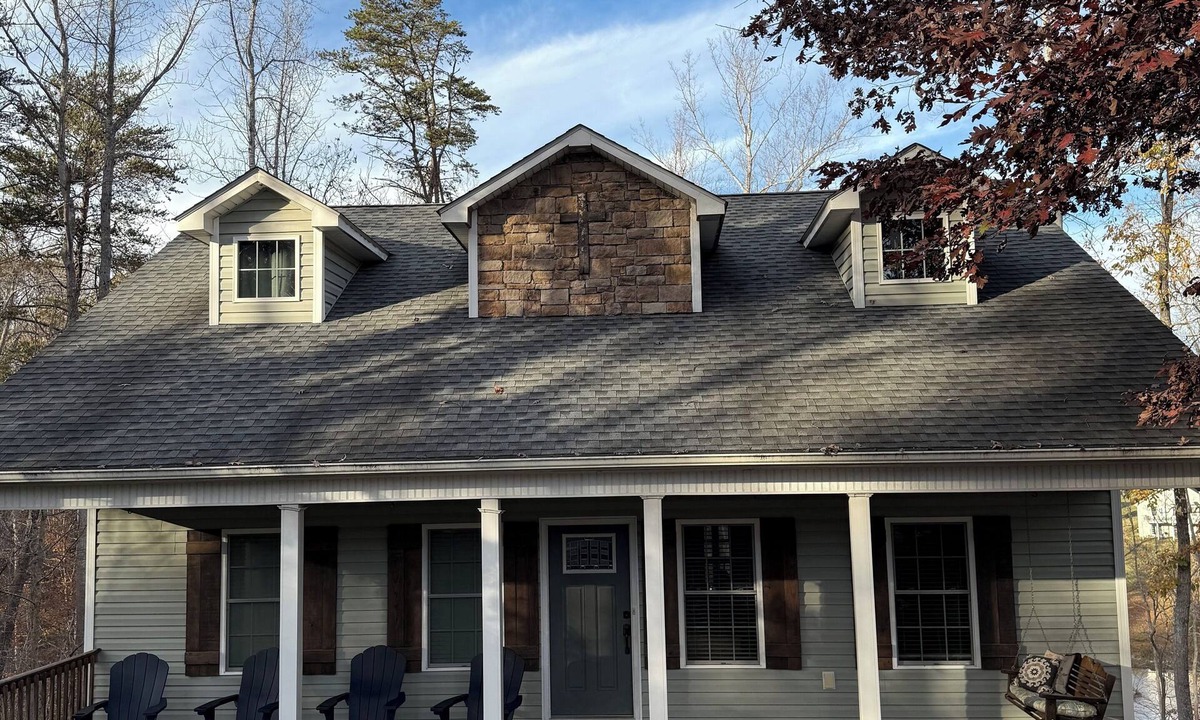 Smith Mountain Lake House | Charming Private Yet Convenient Lake Front 4-bedroom house in Wirtz