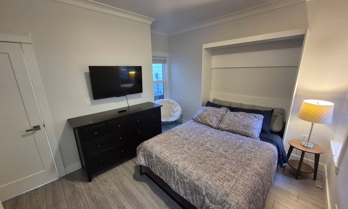 Burnaby House | Charming Queen BR Guesthouse in North Burnaby