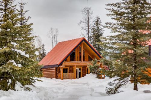 Golden Ski Chalet | Charming Rustic Cabin Perfect for Groups