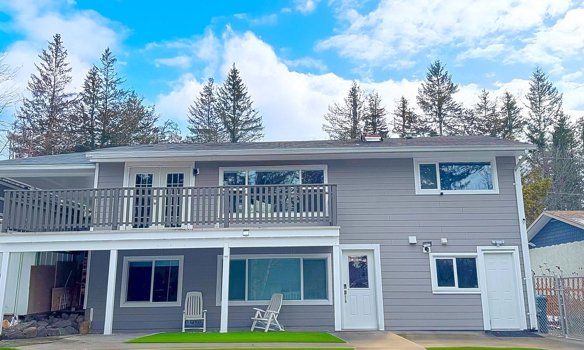 Williams Lake Apartment | Charming Studio Room | 5 Min to DownTown | Self Check-In | 75" TV