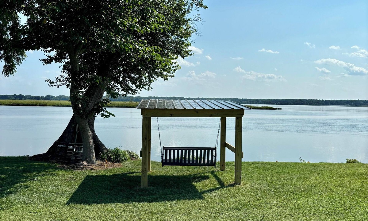 Loretto Cottage | Charming waterfront 1-bedroom cottage in lovely Colonial Beach with WiFi, AC