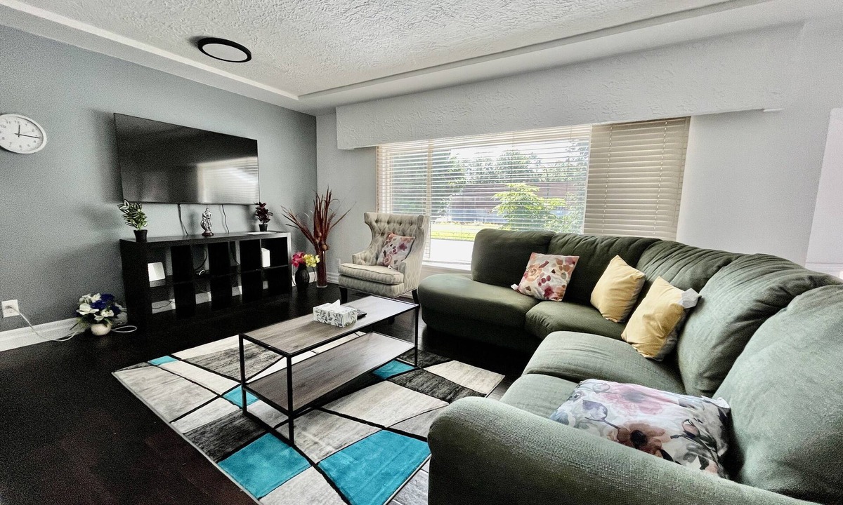 Coquitlam House | Charming, well lit 3 bedroom 1.5 bathroom house