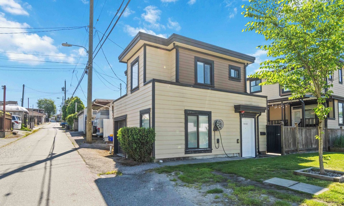 Sunset House | Chic 1BR Laneway House in South Vancouver
