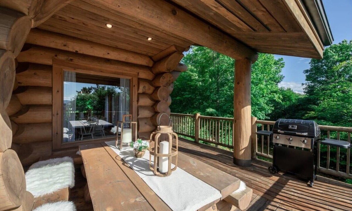 Val-des-Lacs Ski Chalet | Chic Log Chalet, Fire pit & Hot Tub Near Tremblant