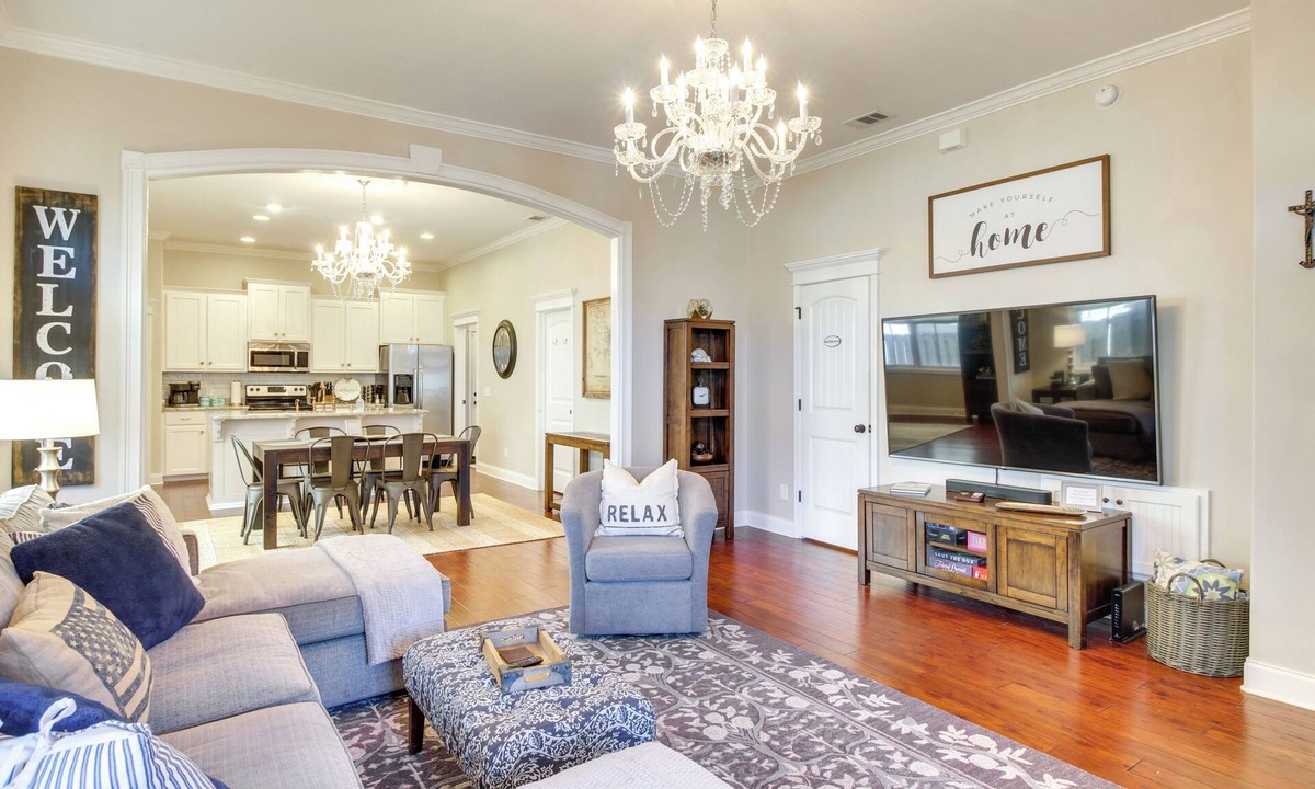 Baldwin Park Cottage | Chic Thomas Square Home in Walkable Location!