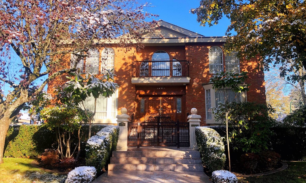 Oakridge House | Clean & Comfortable 8BR 6BA Home Quiet Safe Area Near Airport & Downtown