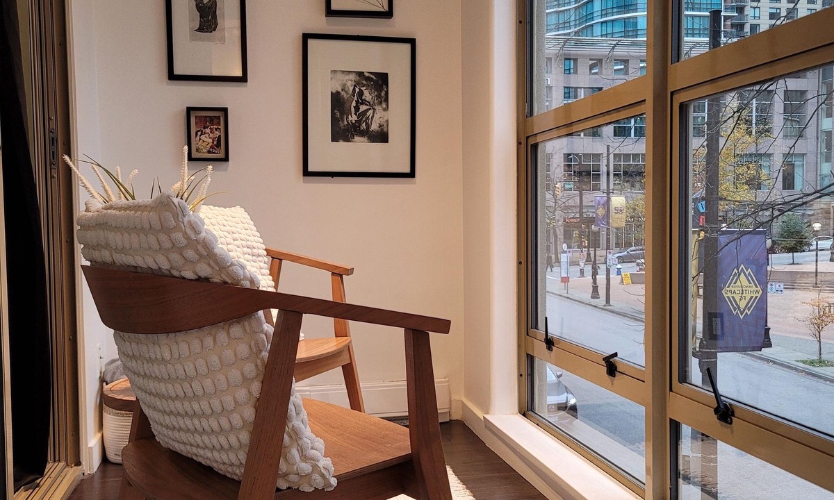 Yaletown Apartment | Clean, contemporary pet friendly Yaletown apartment