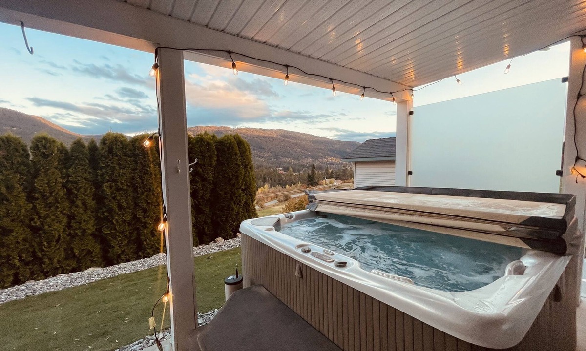 Foothills House | Close to SilverStar mountain getaway 3bedroom suite