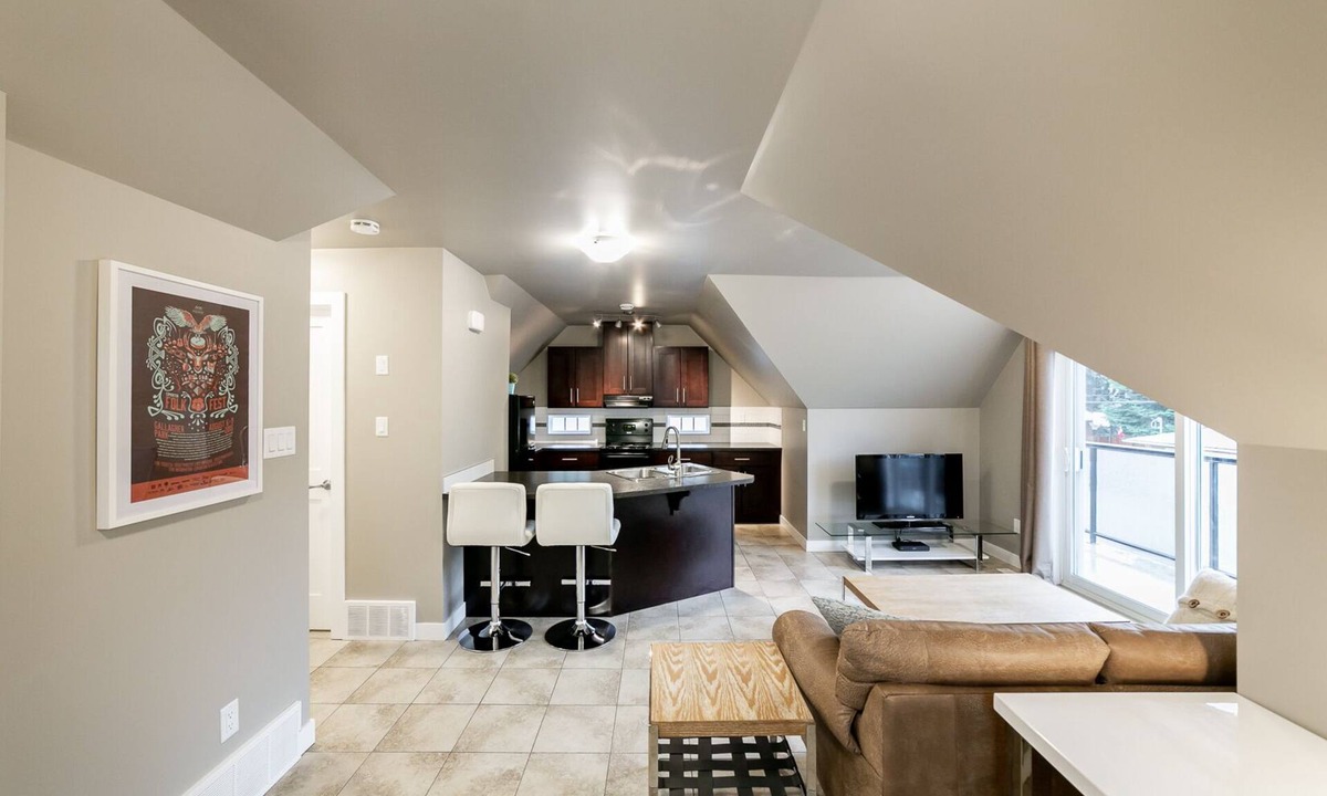Edmonton House | COACH HOUSE - RAVINE - PRIVATE & QUIET - TRAILS & PARKS - RUNNERS & SKIERS