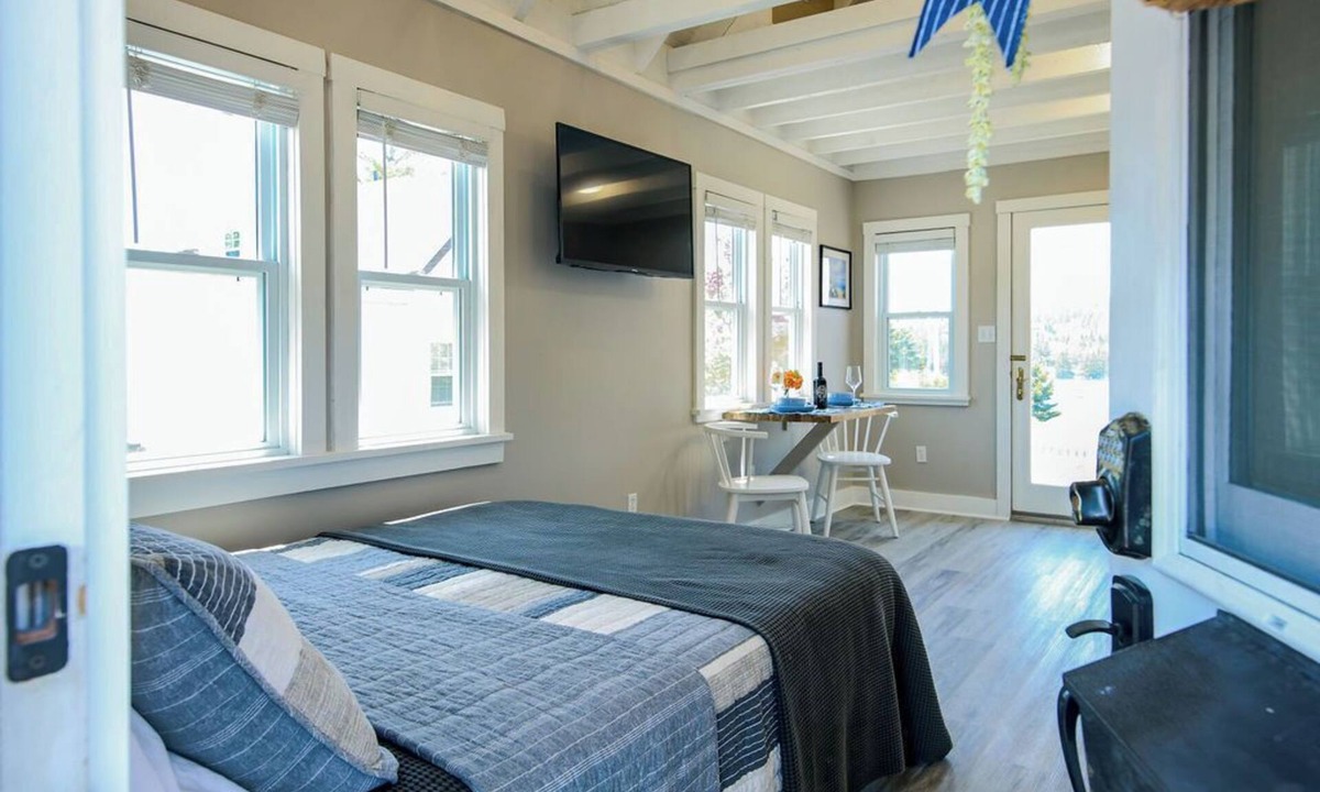 Boutiliers Point Cottage | Coastal Bunkie Retreat | Near Halifax | Sauna Access | Private Beach