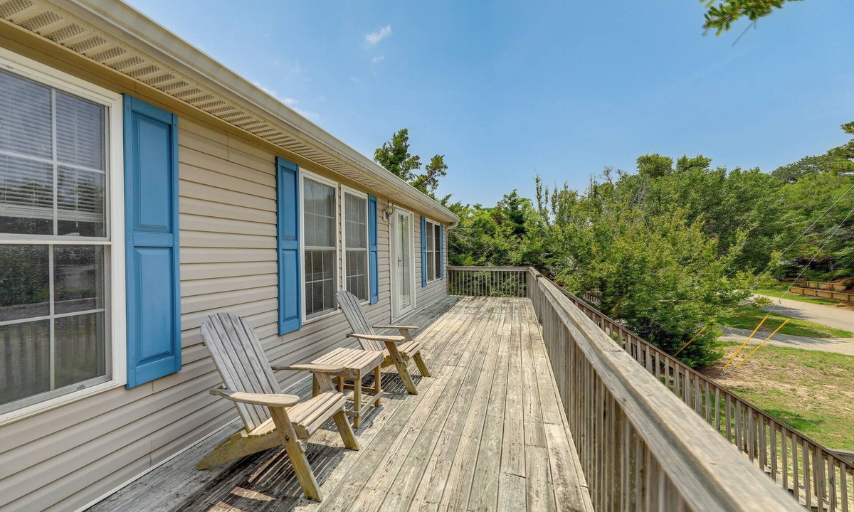 Emerald Isle Cottage | Coastal Emerald Isle Retreat w/Deck & Grill!