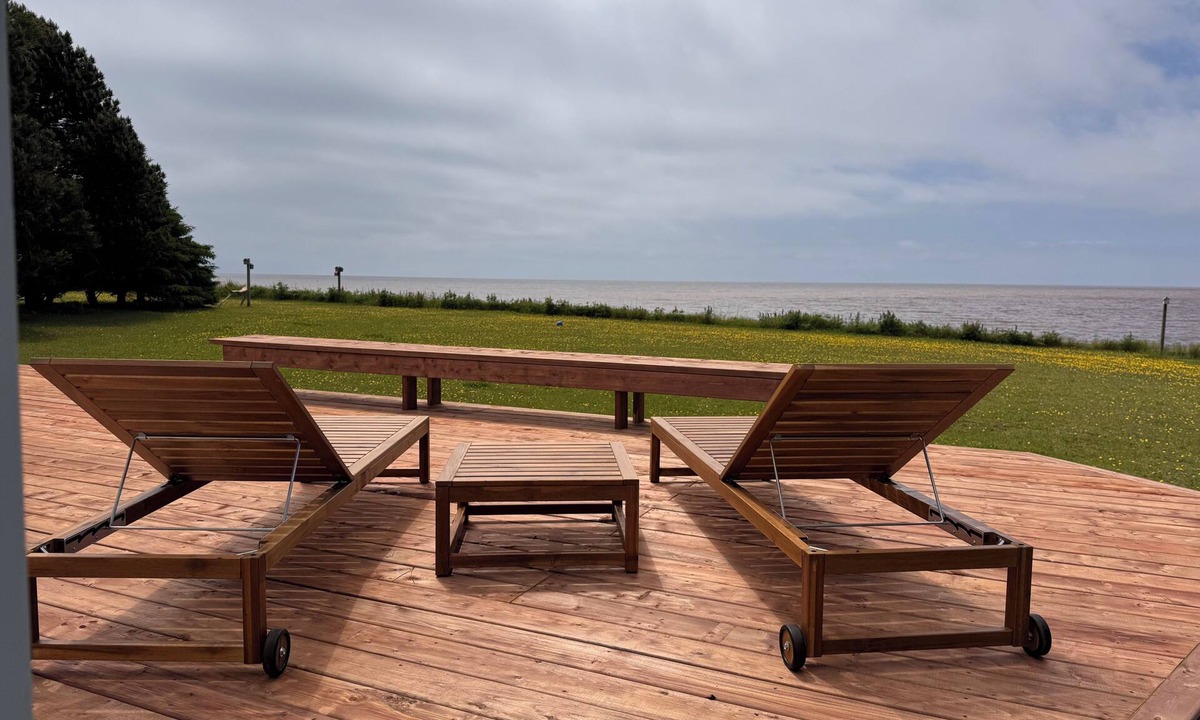 Tryon Cottage | Coastal Escape: Fully Renovated, Modern and Charming Waterfront Cottage