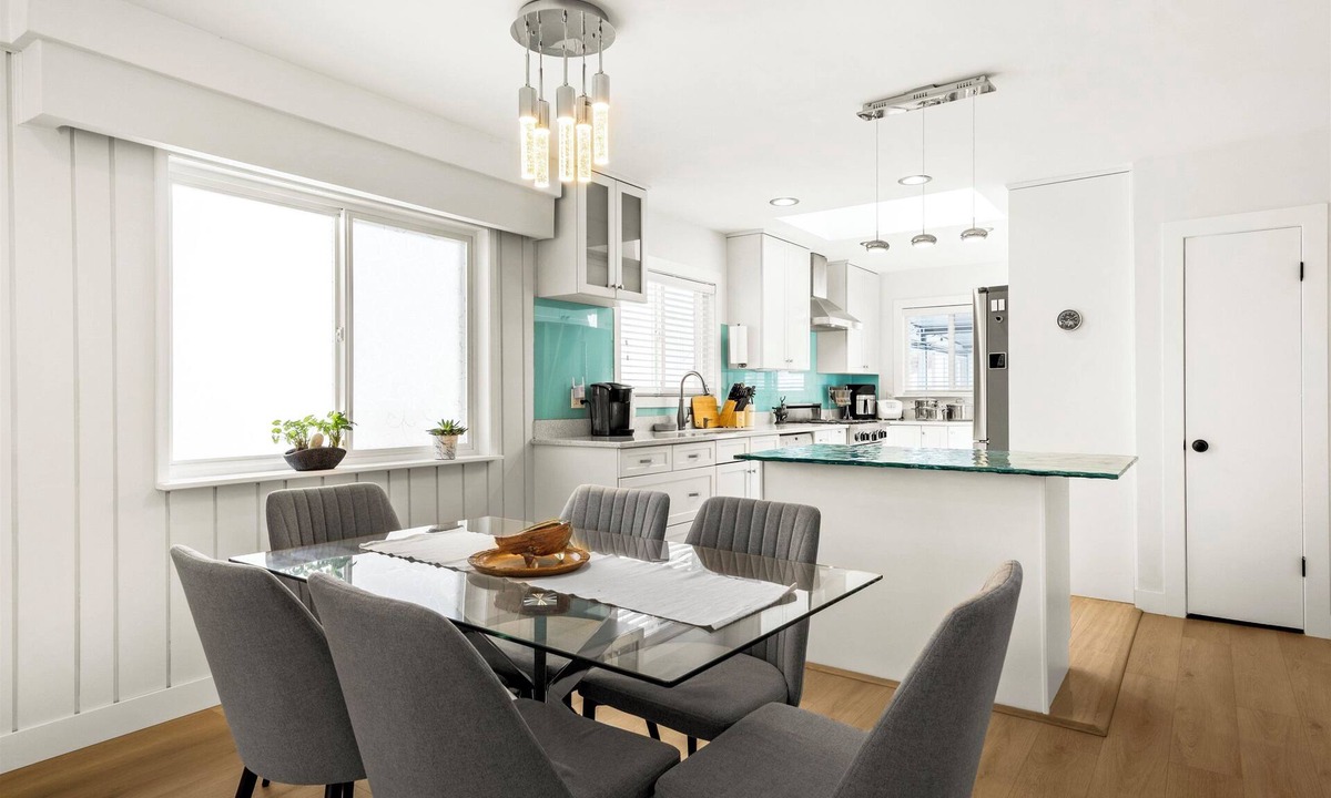 Knight House | Comfort & Privacy in Central Vancouver—Perfect for Families or Groups