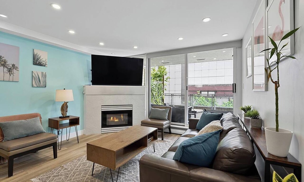 Gastown Condo | Comfortable 2BR + Den & Huge Private Patio | Free Parking | Pet Friendly