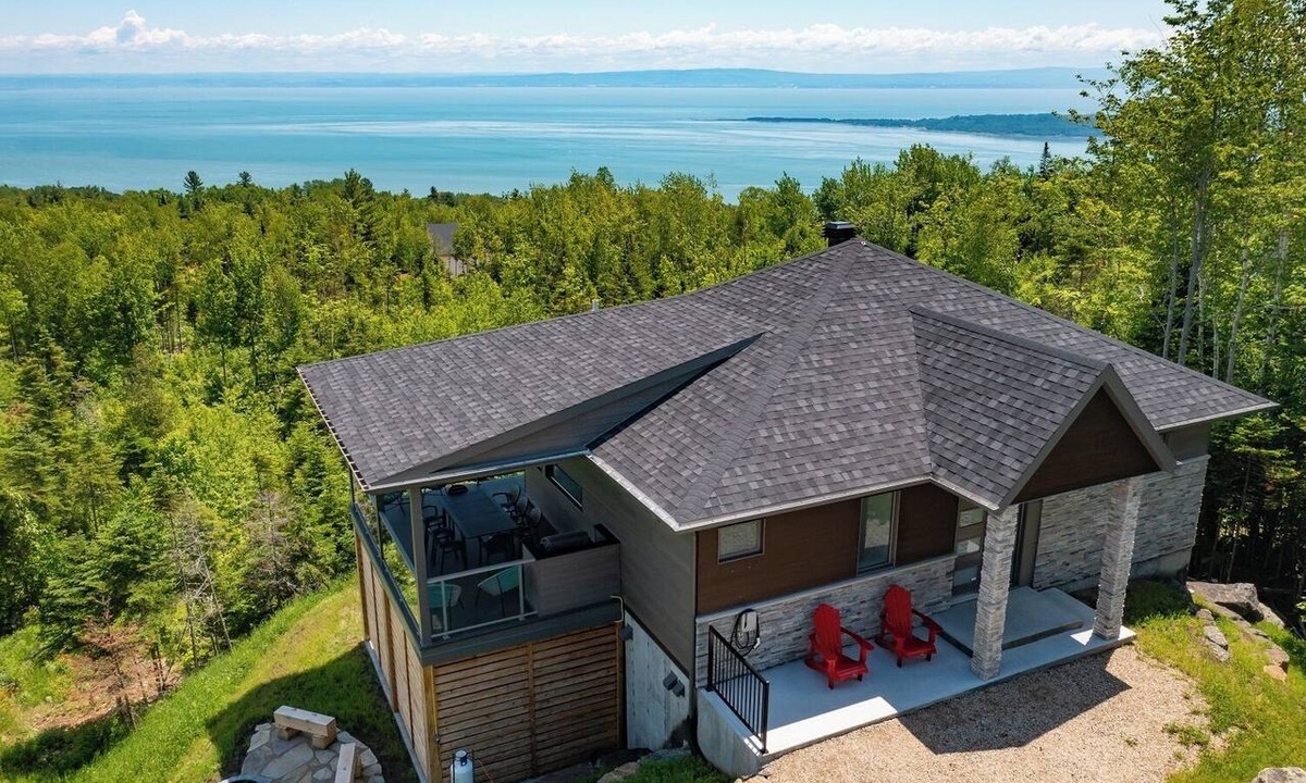 Saint-Joseph-de-la-Rive Ski Chalet | Contemporary house for an escapade with friends or family