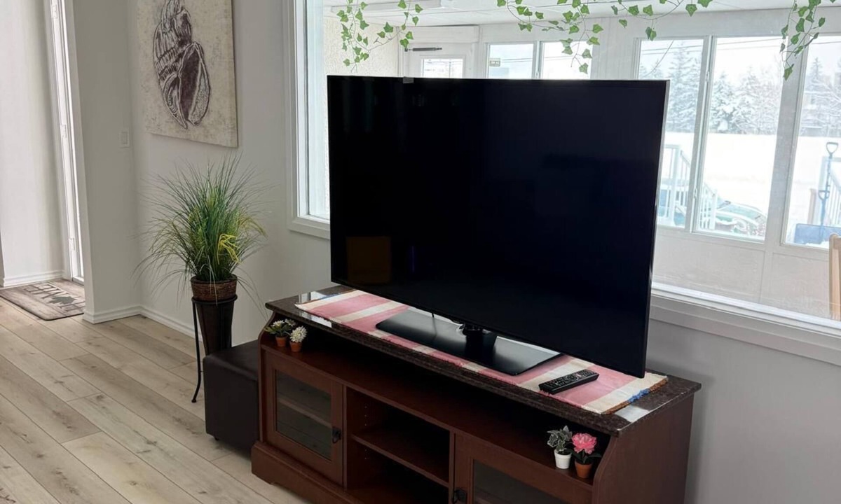 Kingsland House | Convenient Location Near Large Shopping Mall and Train Station.