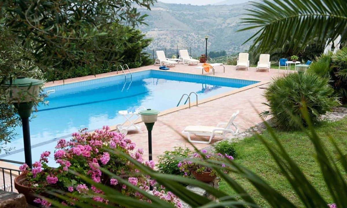 Collesano Villa | Cosy apartment in villa with WIFI, A/C, pool, TV, terrace and panoramic view, close to Cefalù