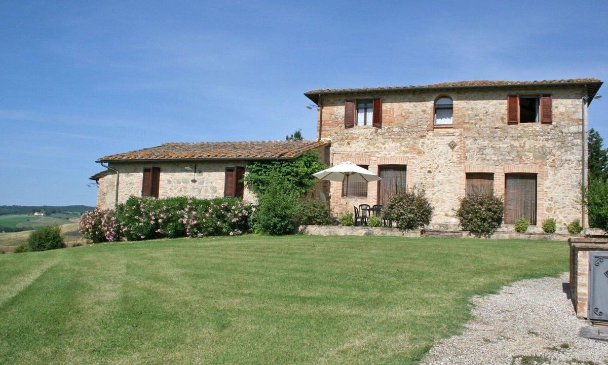 Monteroni d'Arbia Apartment | Cosy apartment for 4 people with WIFI, pool, patio and panoramic view, close to Siena